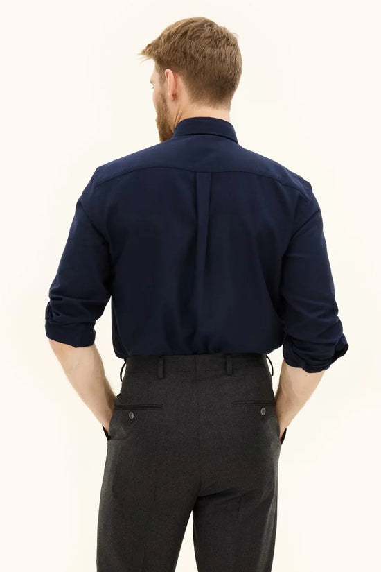 Oscar Jacobson herr skjorta med regular fit och cut away-krage i navy flanell