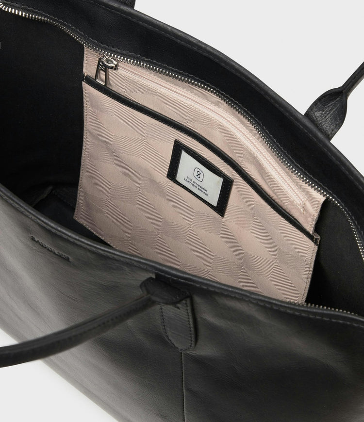 Parisa Toteväska - Black