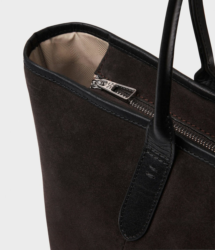 Parisa Toteväska - Dk.Brown