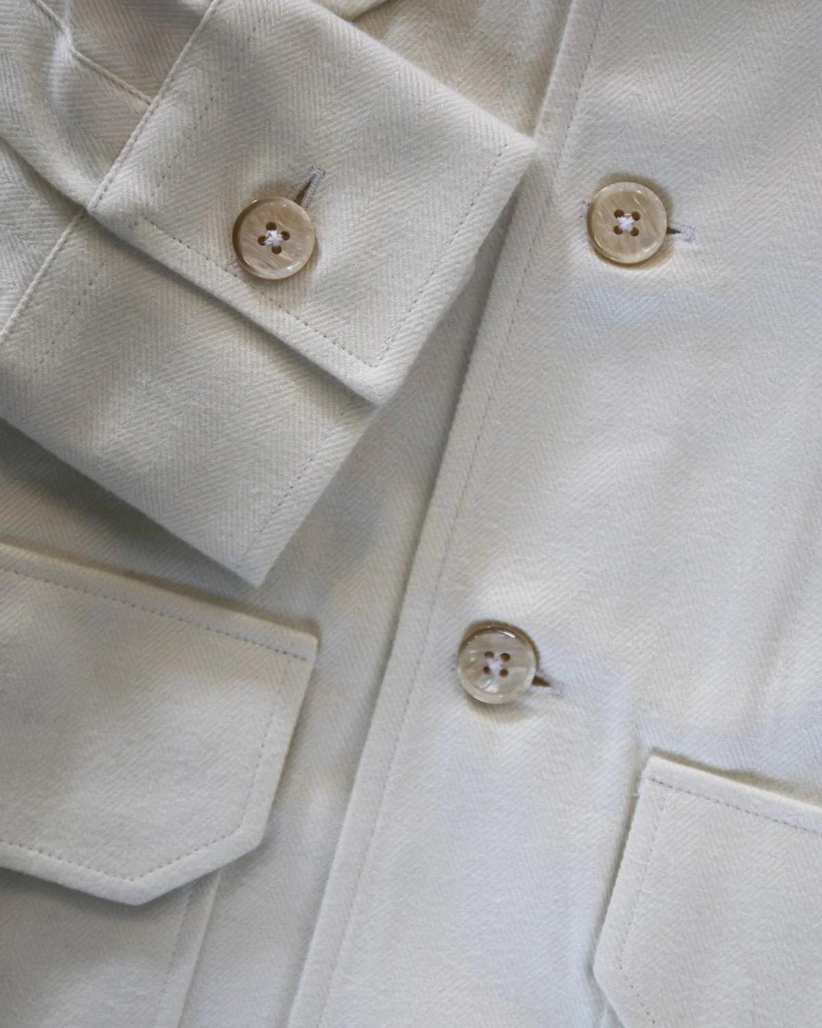 6672 overshirt herr overshirt med ljusa knappar och bröstfickor