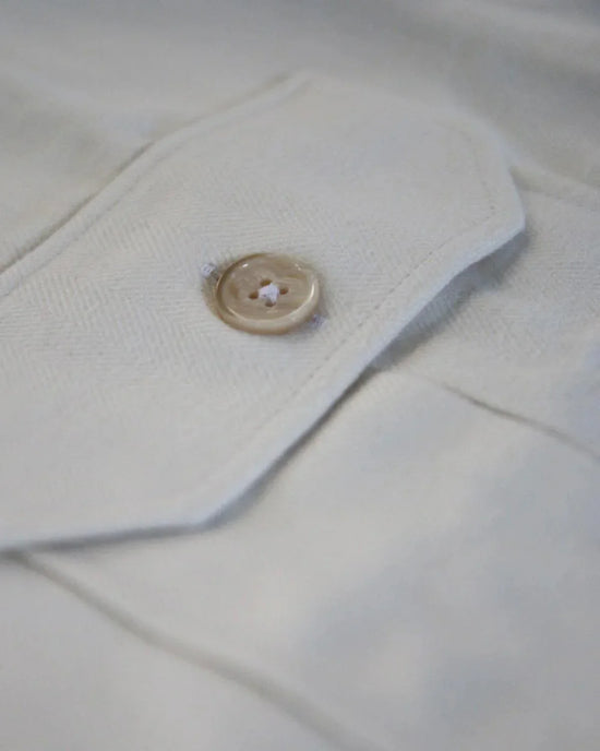 Overshirt herr skjorta med ficka och knapp i beige tyg