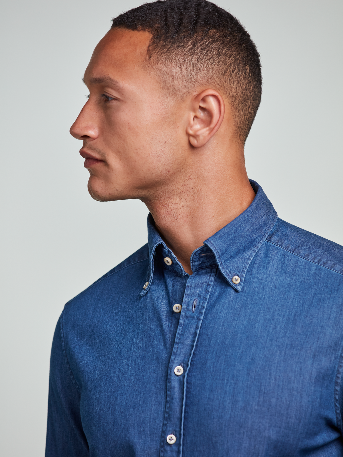 Jeans stretchskjorta Regular - Blå – modellbild