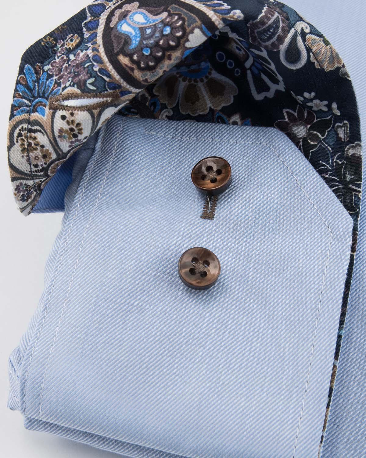 Ljusblå skjorta med kontrastdetaljer wrinkle free Regular fit – detalj manschett