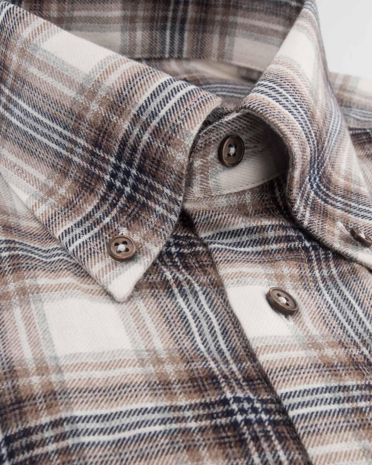 Brun rutig flanellskjorta Casual fit – detalj krage