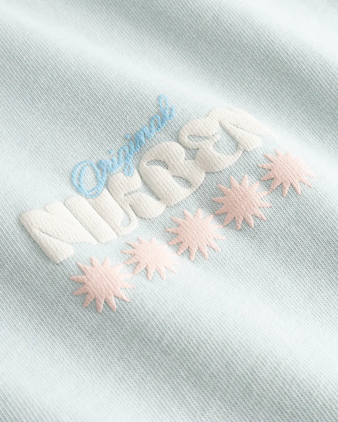 Mirage Tee pale blue t-shirt med broderad text och stjärnor