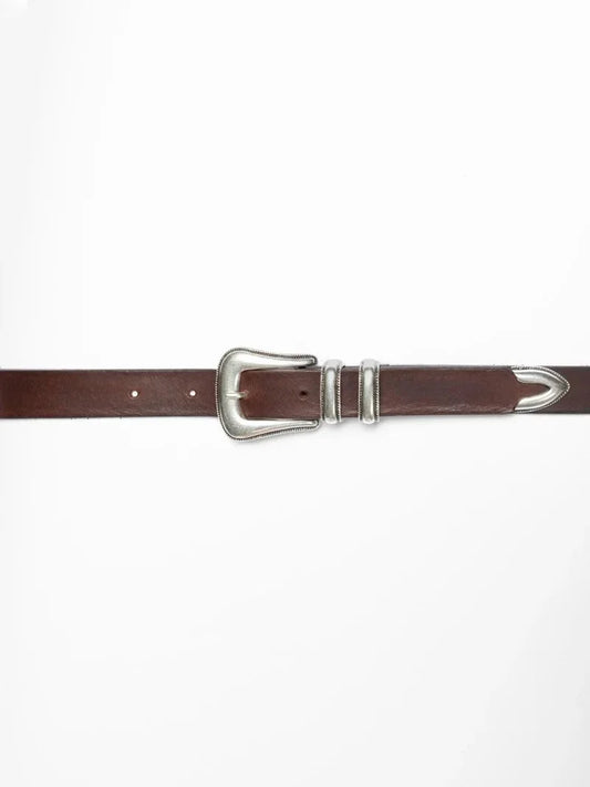 Mörkbrunt läderbälte med dekorativt western-inspirerat silverfärgat spänne.