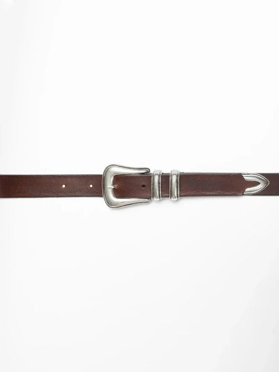 Mörkbrunt läderbälte med dekorativt western-inspirerat silverfärgat spänne.