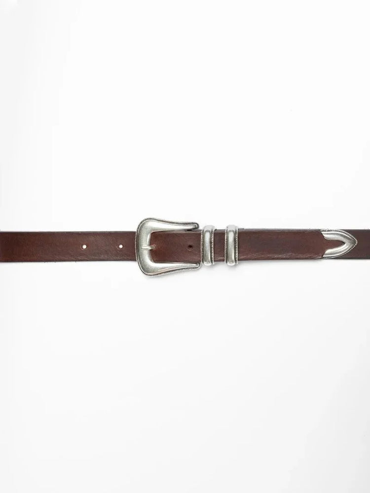Mörkbrunt läderbälte med dekorativt western-inspirerat silverfärgat spänne.
