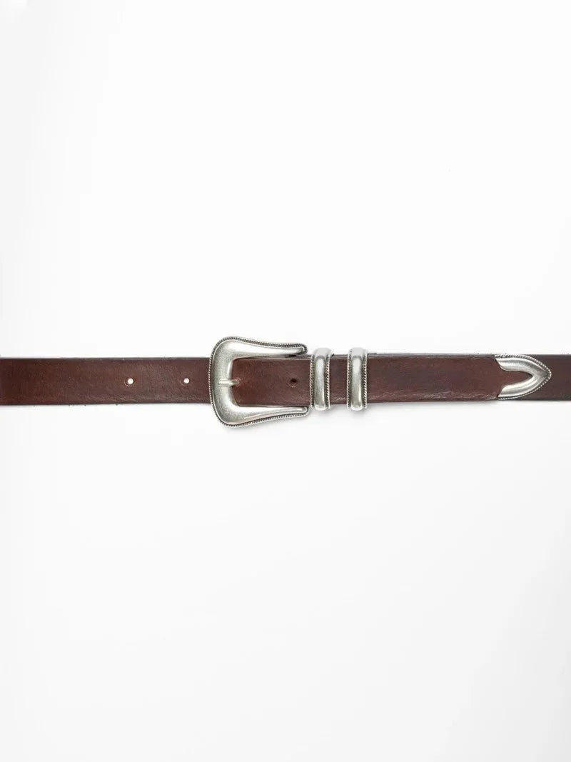 Mörkbrunt läderbälte med dekorativt western-inspirerat silverfärgat spänne.