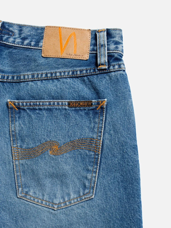 Blå jeans herr med läderpatch och bakficka, klassisk denimstil, hög kvalitet.
