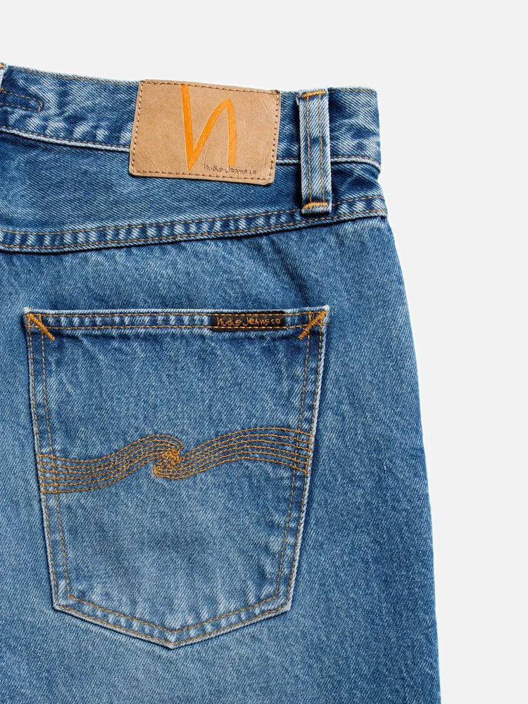 Blå jeans herr med läderpatch och bakficka, klassisk denimstil, hög kvalitet.