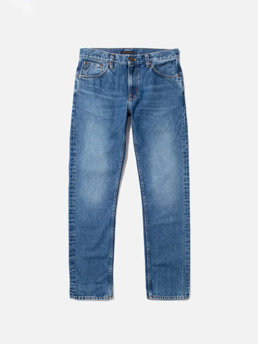 Klassiska blå herrjeans med rak passform och lätt tvättad look mot vit bakgrund