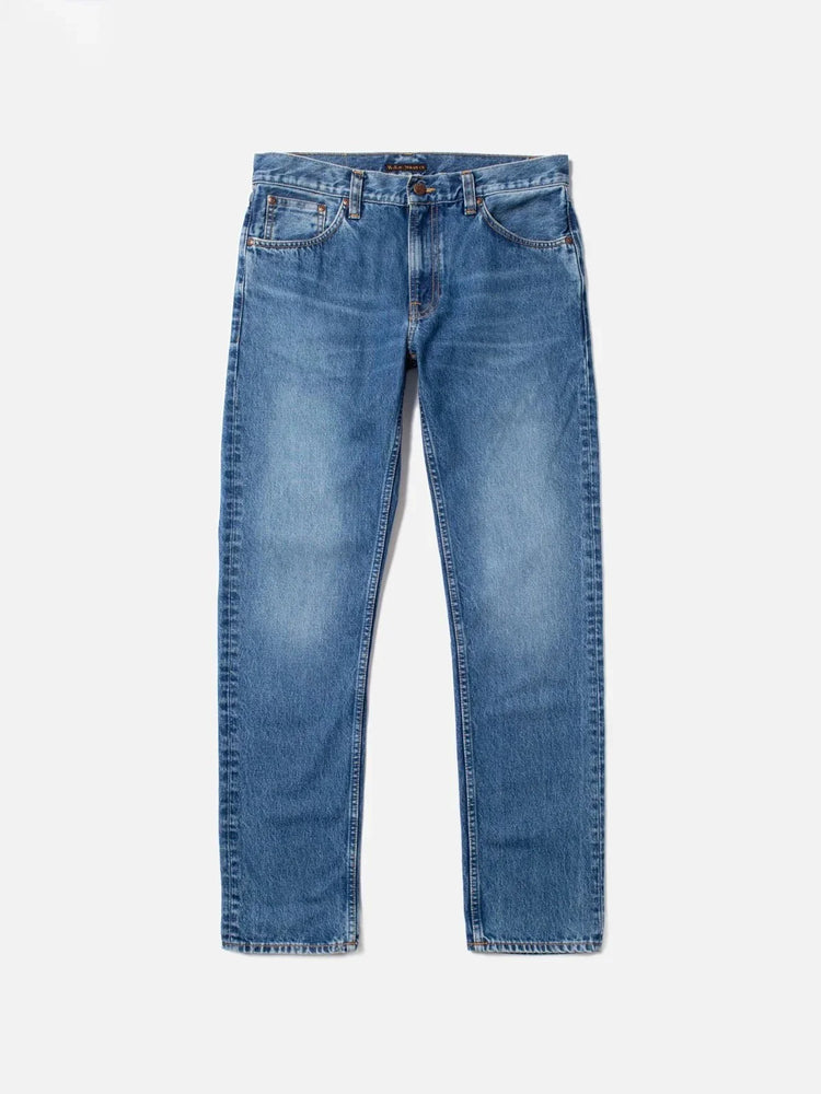 Klassiska blå herrjeans med rak passform och lätt tvättad look mot vit bakgrund
