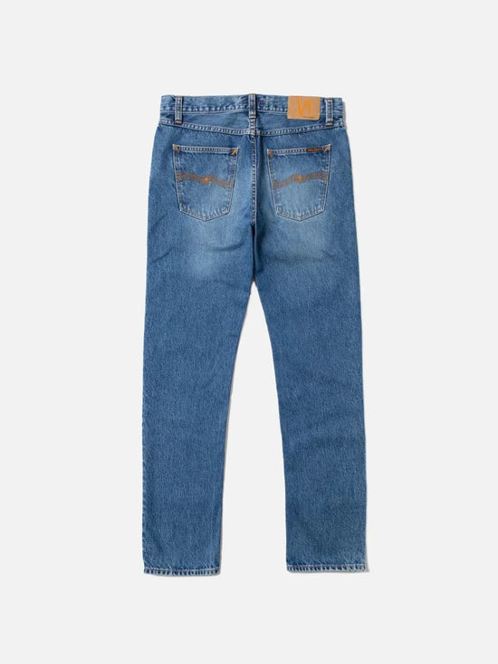 Herrjeans i blå denim, rak passform, synliga sömmar och bakfickor, mot vit bakgrund