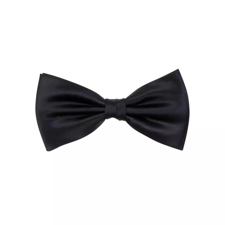 Svart klassisk fluga i siden för herr, elegant accessoar mot vit bakgrund