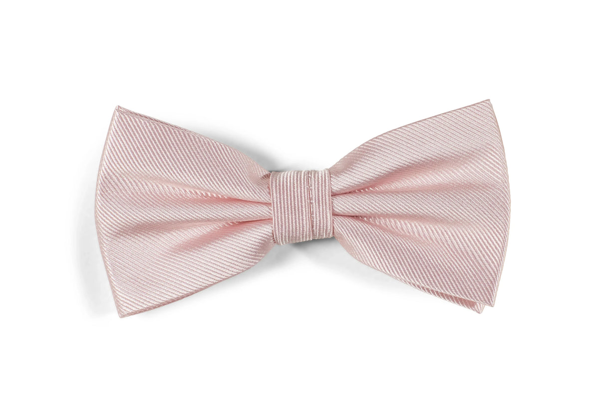 Ljusrosa sidenfluga för herr, elegant accessoar mot vit bakgrund