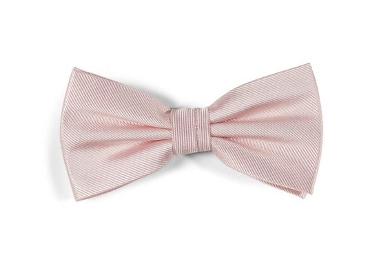 Ljusrosa sidenfluga för herr, elegant accessoar mot vit bakgrund