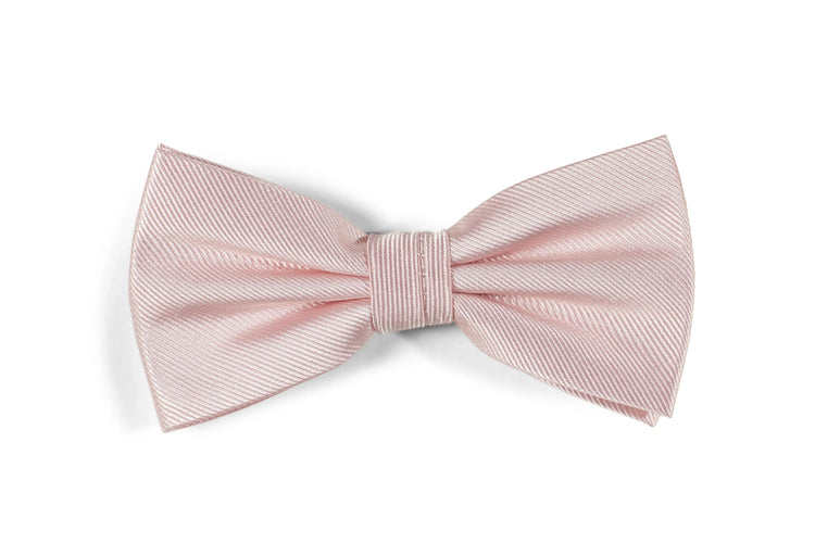 Ljusrosa sidenfluga för herr, elegant accessoar mot vit bakgrund