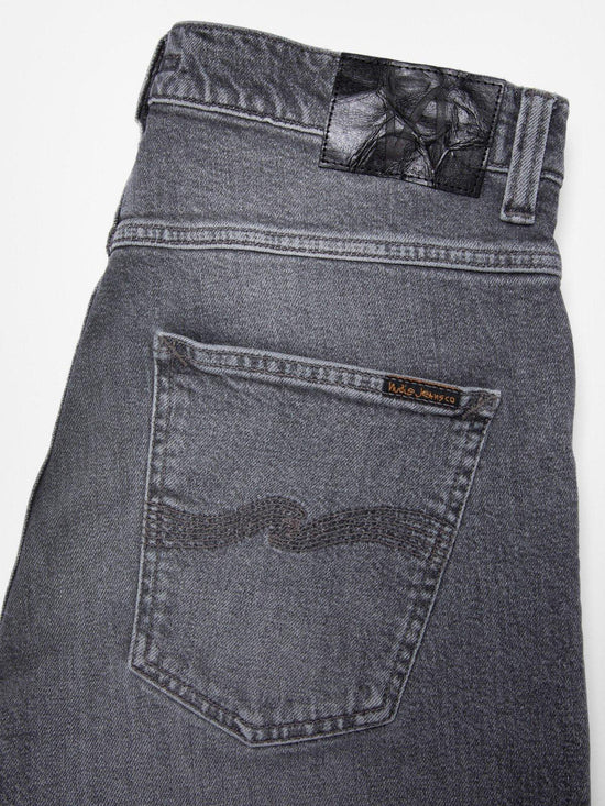 Grå herrjeans i denim med bakficka och svart läderpatch, klassisk stil