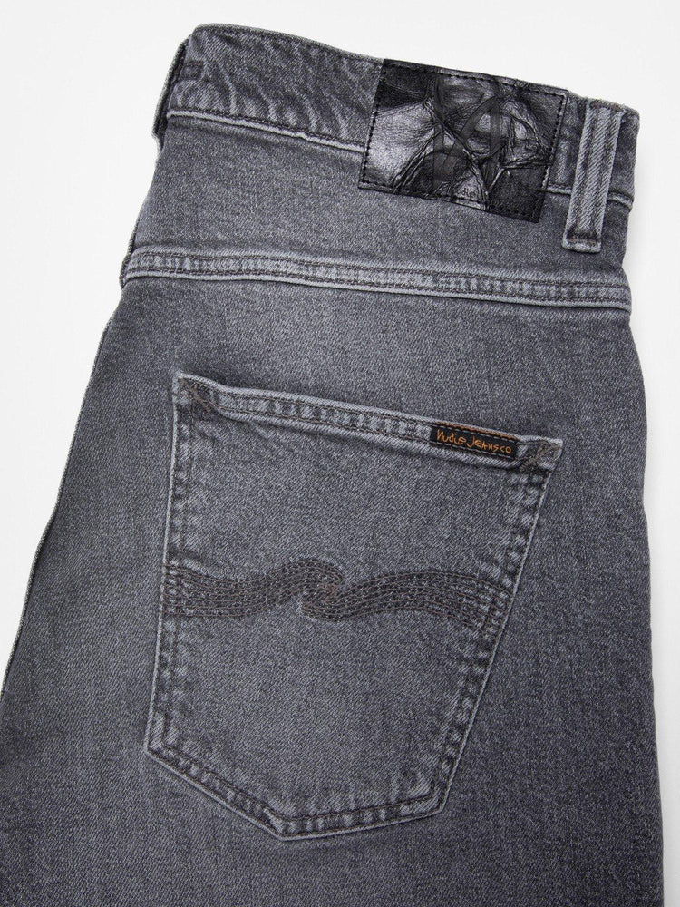 Grå herrjeans i denim med bakficka och svart läderpatch, klassisk stil