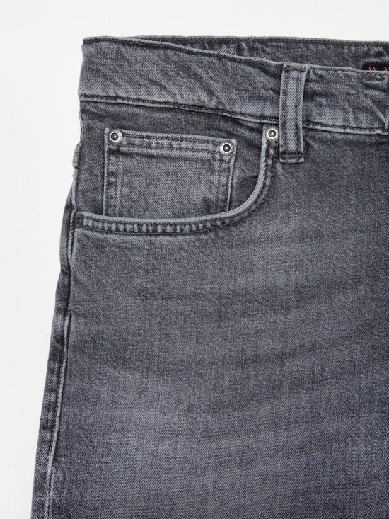 Grå jeans för herr, närbild på framficka och denimtyg, klassiskt snitt