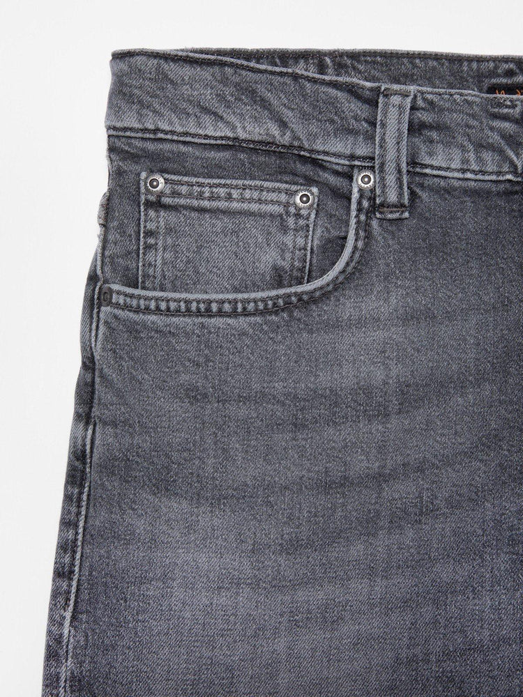 Grå jeans för herr, närbild på framficka och denimtyg, klassiskt snitt