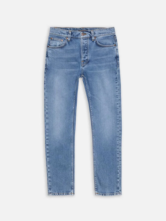 Ljusblå raka herrjeans i vintage tvätt, klassiskt femficksmodell mot vit bakgrund.