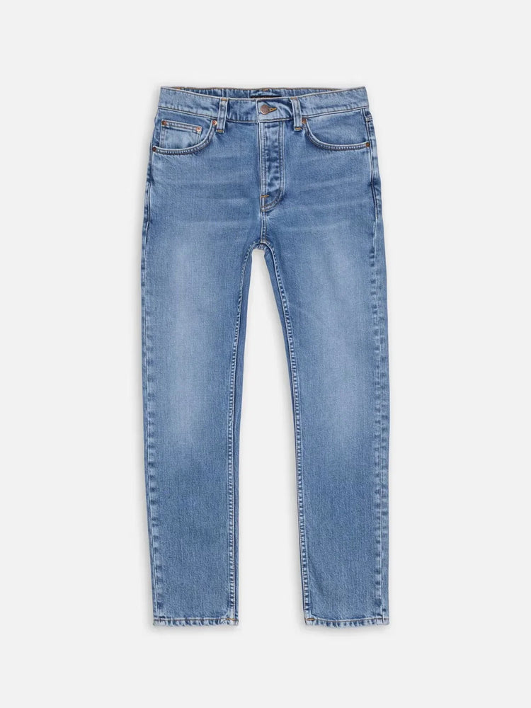 Ljusblå raka herrjeans i vintage tvätt, klassiskt femficksmodell mot vit bakgrund.