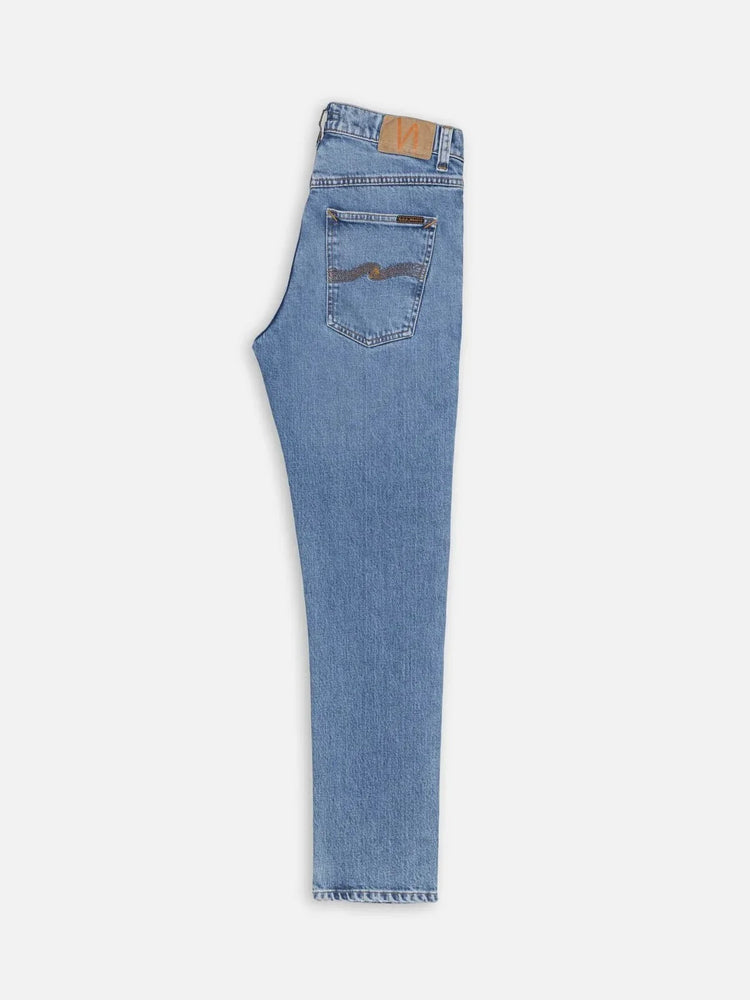 Herrjeans i ljusblå denim med klassisk bakficka, vikt mot vit bakgrund.