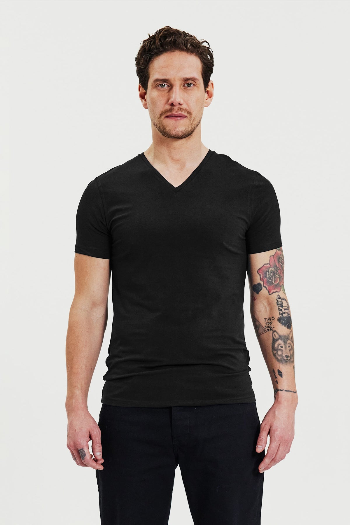 V-ringad t-shirt i ekologisk bomull, 2-pack - Svart – framsida