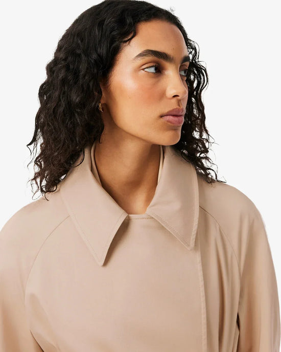 Beige trenchcoat med bred krage dam