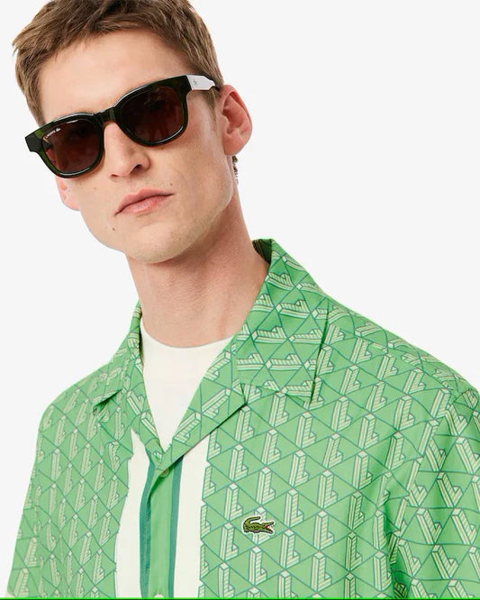 Man i grön mönstrad skjorta och solglasögon, modern herrmode, vit bakgrund