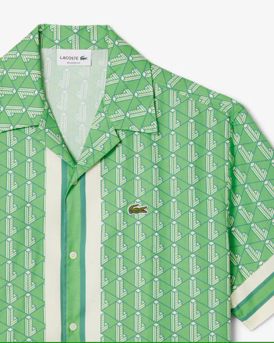 Grön kortärmad skjorta med geometriskt mönster och klassisk herrstil.