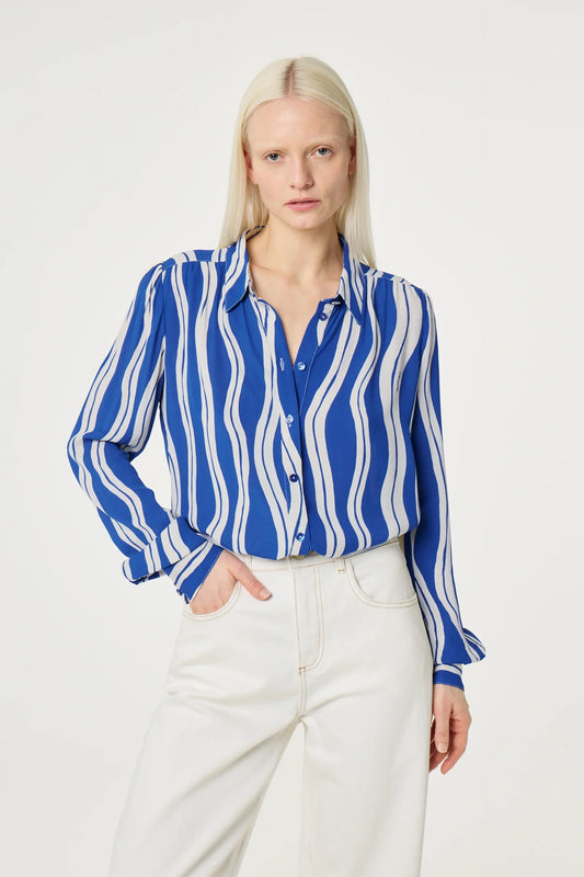 Coco blå och vit blus med vågigt mönster och långa ärmar dam