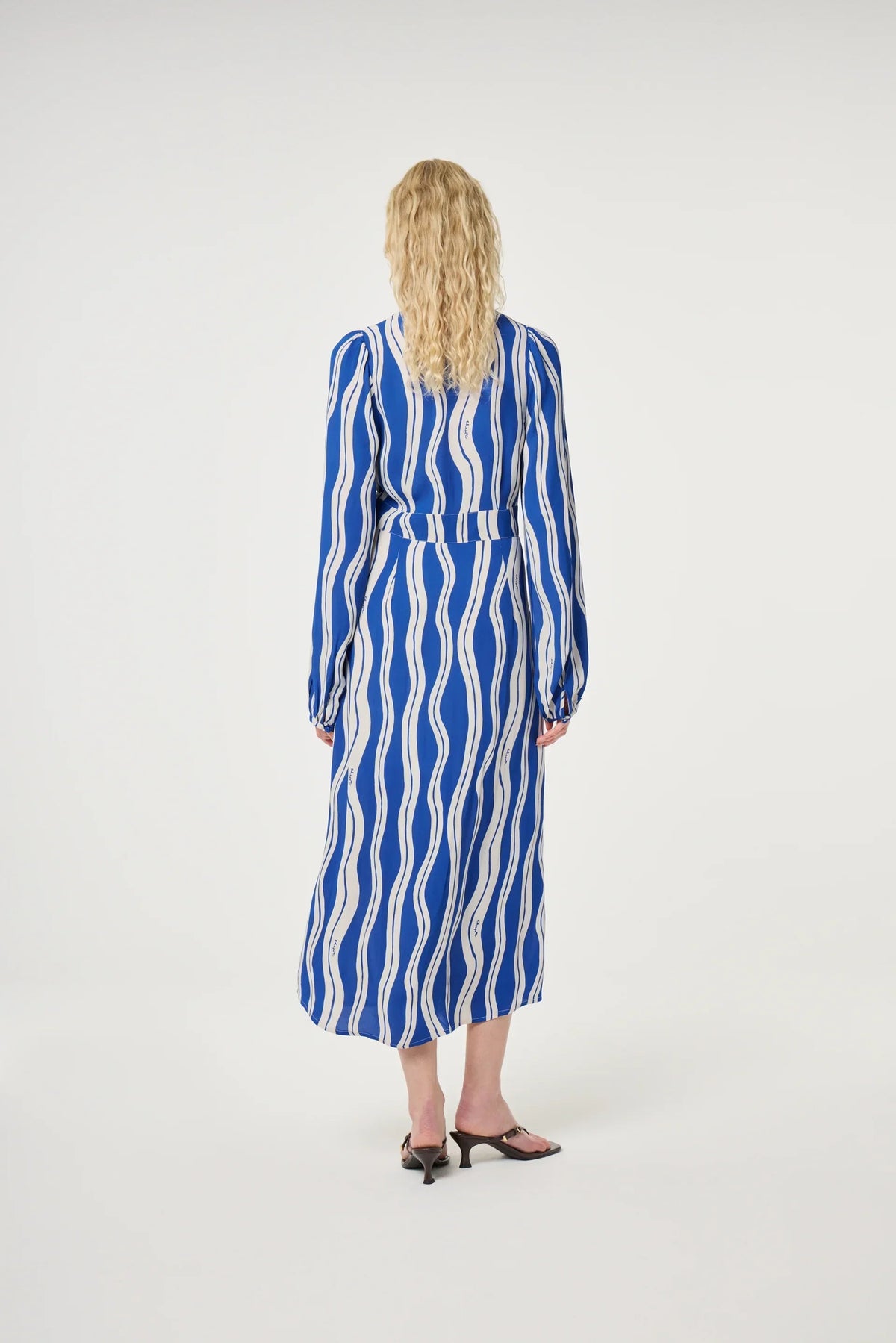 Ana Dress blå långklänning med vita vågmönster och långa ärmar