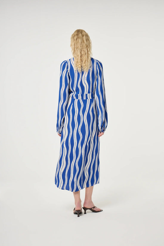 Ana Dress blå långklänning med vita vågmönster och långa ärmar