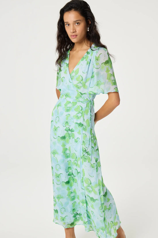 Grönblå blommig klänning med V-ringning och kortärmad wrap-design