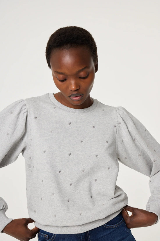 Dina Sweater grå sweatshirt med hjärtbroderi och puffärm dam