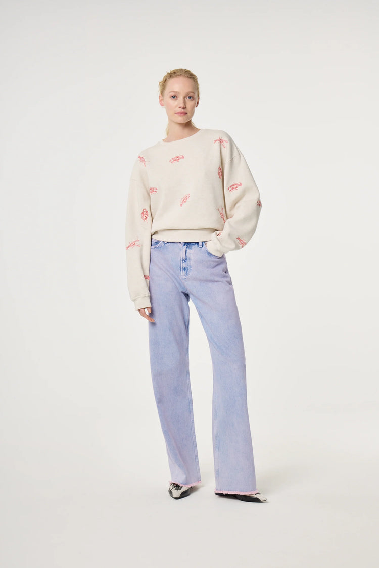 Vit tröja med röda kräftor herr, ljusblå jeans