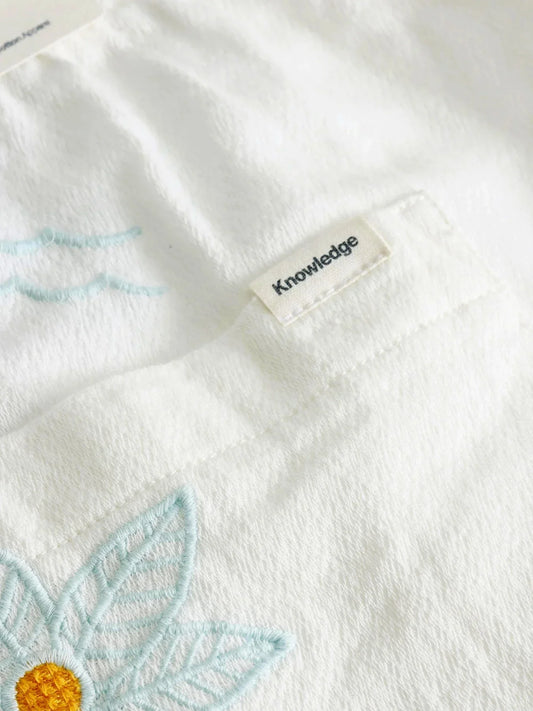 Vita herrshorts med broderad blomma och etikett, GOTS-certifierad ekologisk bomull