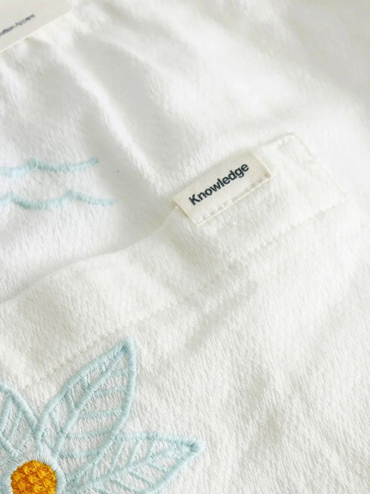 Vita herrshorts med broderad blomma och etikett, GOTS-certifierad ekologisk bomull