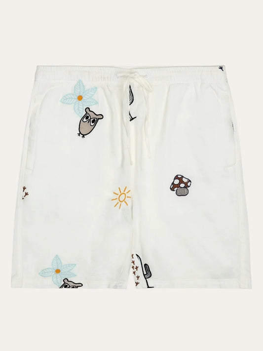 Vita herrshorts med broderade motiv av uggla, blomma, sol och svamp, dragsko i midjan.