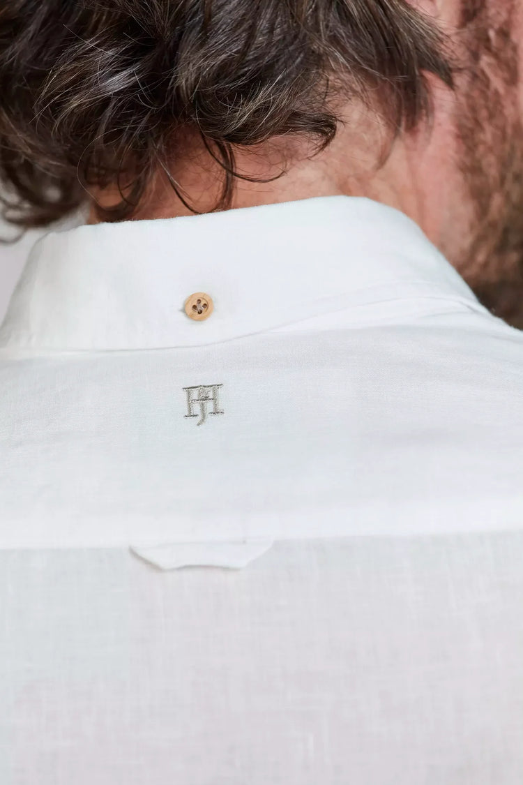 Hansen and Jacob vit linneskjorta herr, knapp i kragen och broderad logotyp
