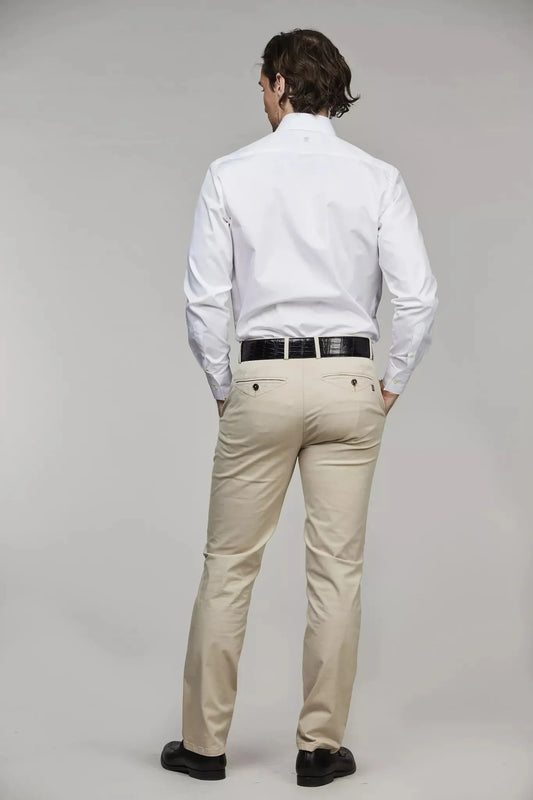 Man i vit skjorta och beige chinos med hög stretch, bakifrån, klassiska herrbyxor