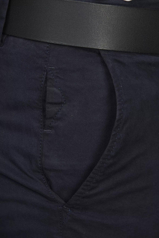 Detaljbild på ett par klassiska marinblå chinos i stretch med sidoficka och svart bälte.
