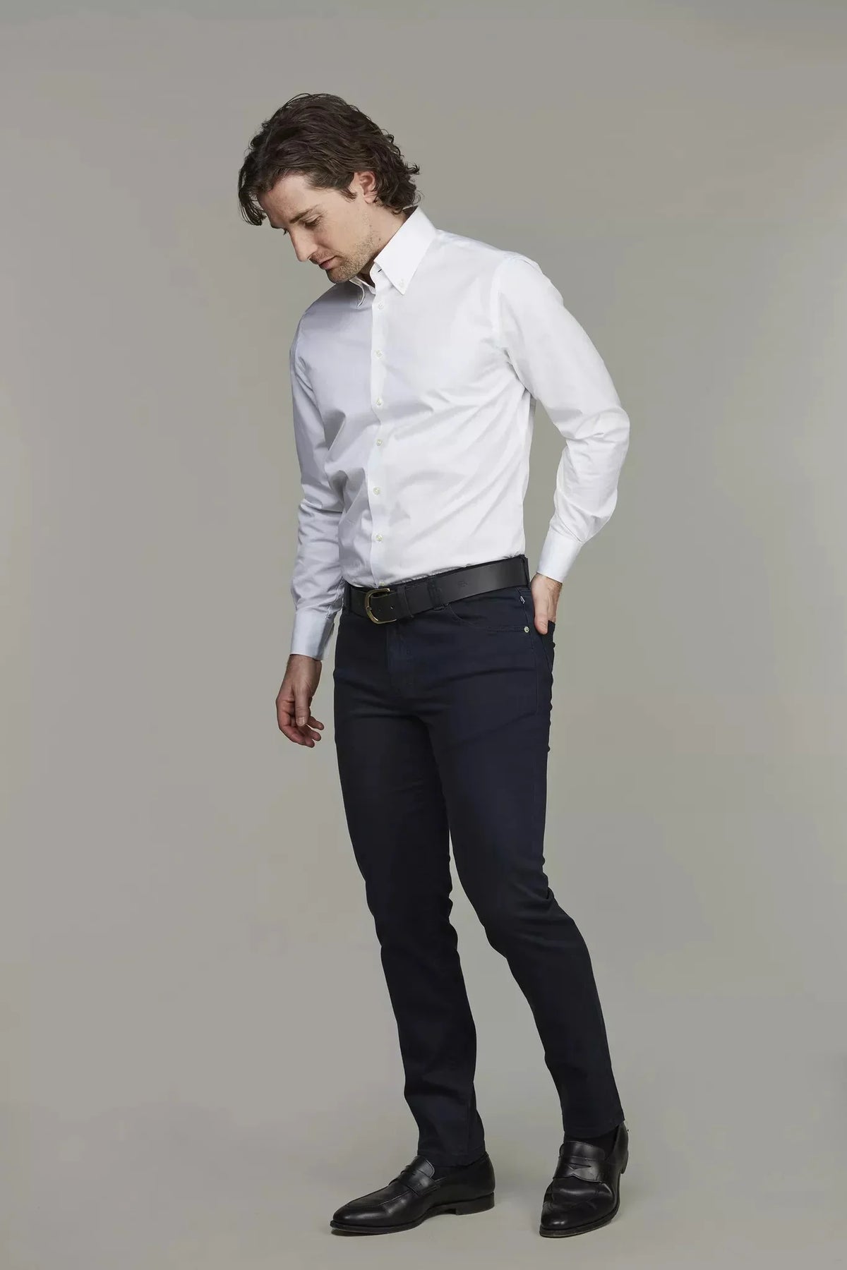 Hansen and Jacob herr byxor, femficksmodell i marinblå silk touch, helkroppsbild