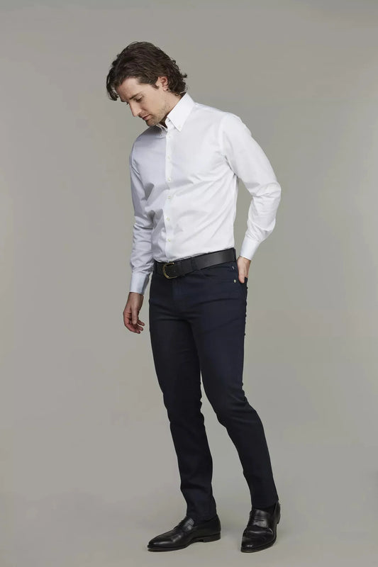 Hansen and Jacob herr byxor, femficksmodell i marinblå silk touch, helkroppsbild