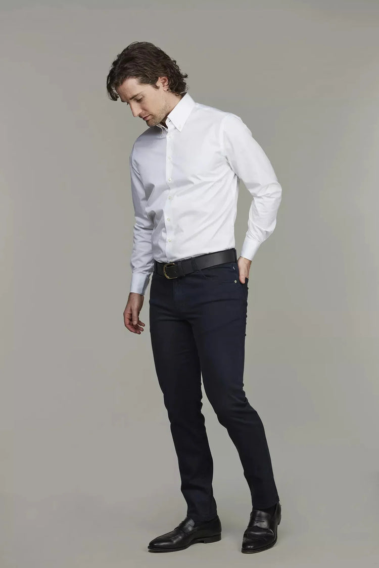 Hansen and Jacob herr byxor, femficksmodell i marinblå silk touch, helkroppsbild