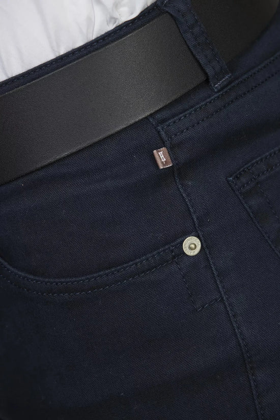 Trousers herr byxa – detaljbild på mörkblå femficksbyxa med svart bälte