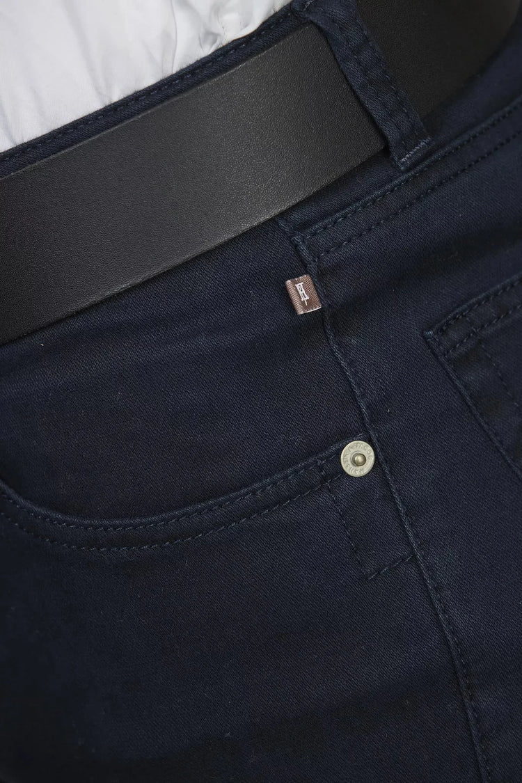 Trousers herr byxa – detaljbild på mörkblå femficksbyxa med svart bälte